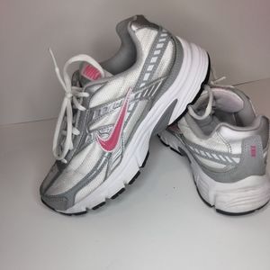 Nike shoes size 6 us gray